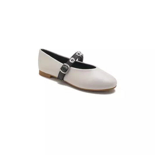 Cross strap flat pumps.